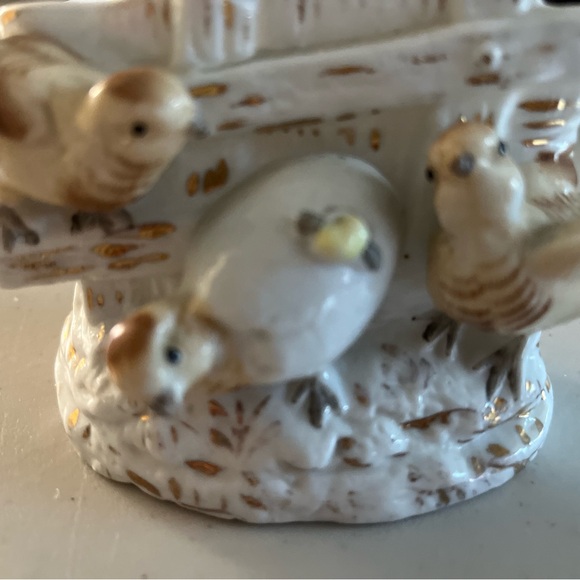 Bird planter no hole in bottom.with three little birdies. Bottom has 20 on it - Picture 8 of 11